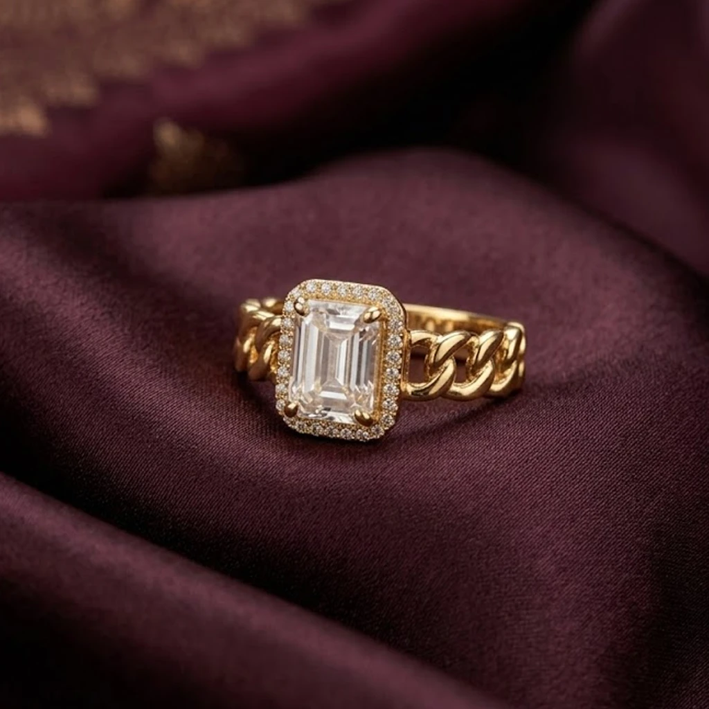 Halo Curb Chain Ring in Gold